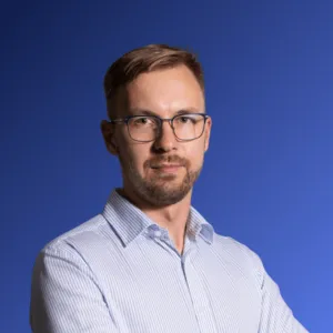 Rafał Lemancewicz, CEO, właściciel firmy w Infron, portret na niebieskim tle