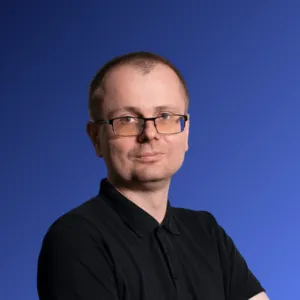 Tomasz Tacka, Senior SEO Specialist w Infron, portret na niebieskim tle